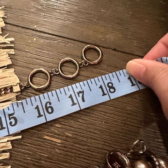 GIVENCHY Women’s 3-pc faux pearl necklace earrings and bracelet set rose beige - Picture 5 of 11